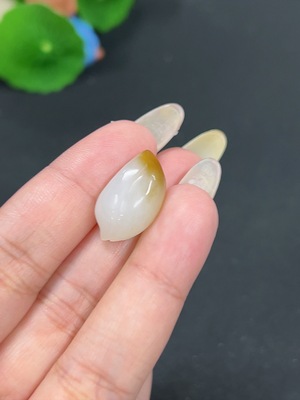 H42980222 和田玉挂件 玉兰花 货品总重约4g