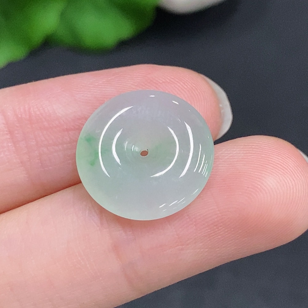 F33941429 Jadeite Peace Knot, Total Weight Approx. 1.5g