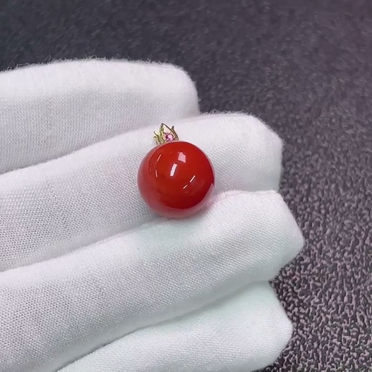 C34006311 Red Agate Pendant with 18K Gold and Visible Organic Matter, Total Weight Approximately 3.12g, Size About 12.9mm
