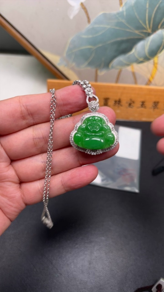F30453075 Jadeite Buddha Inlaid Pendant 18K Gold Total Weight Approx. 21.6g (Including Chain)