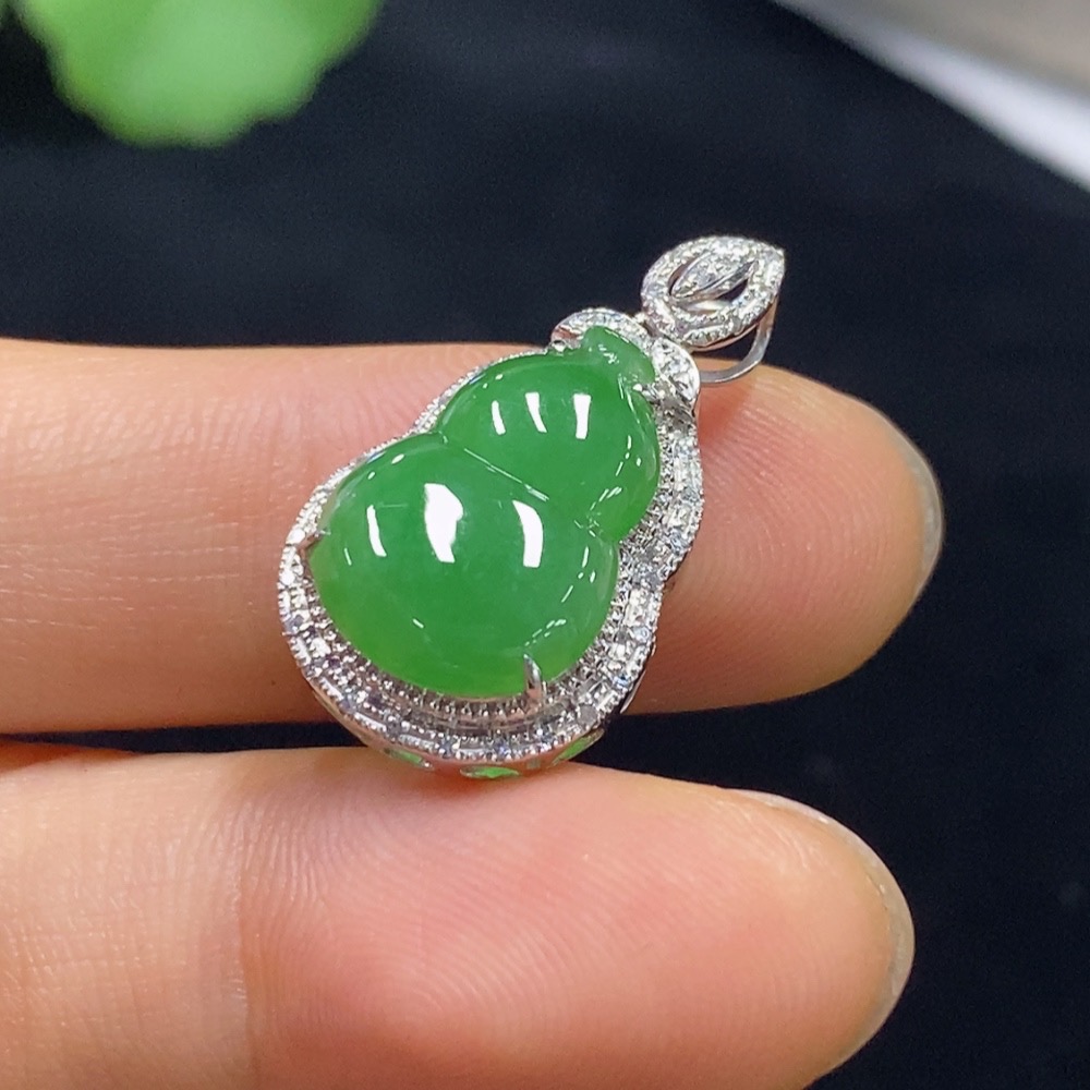 F31601151 Jadeite Gourd Pendant with 18k Gold and Diamond Accents, Total Weight Approximately 2.62 Grams