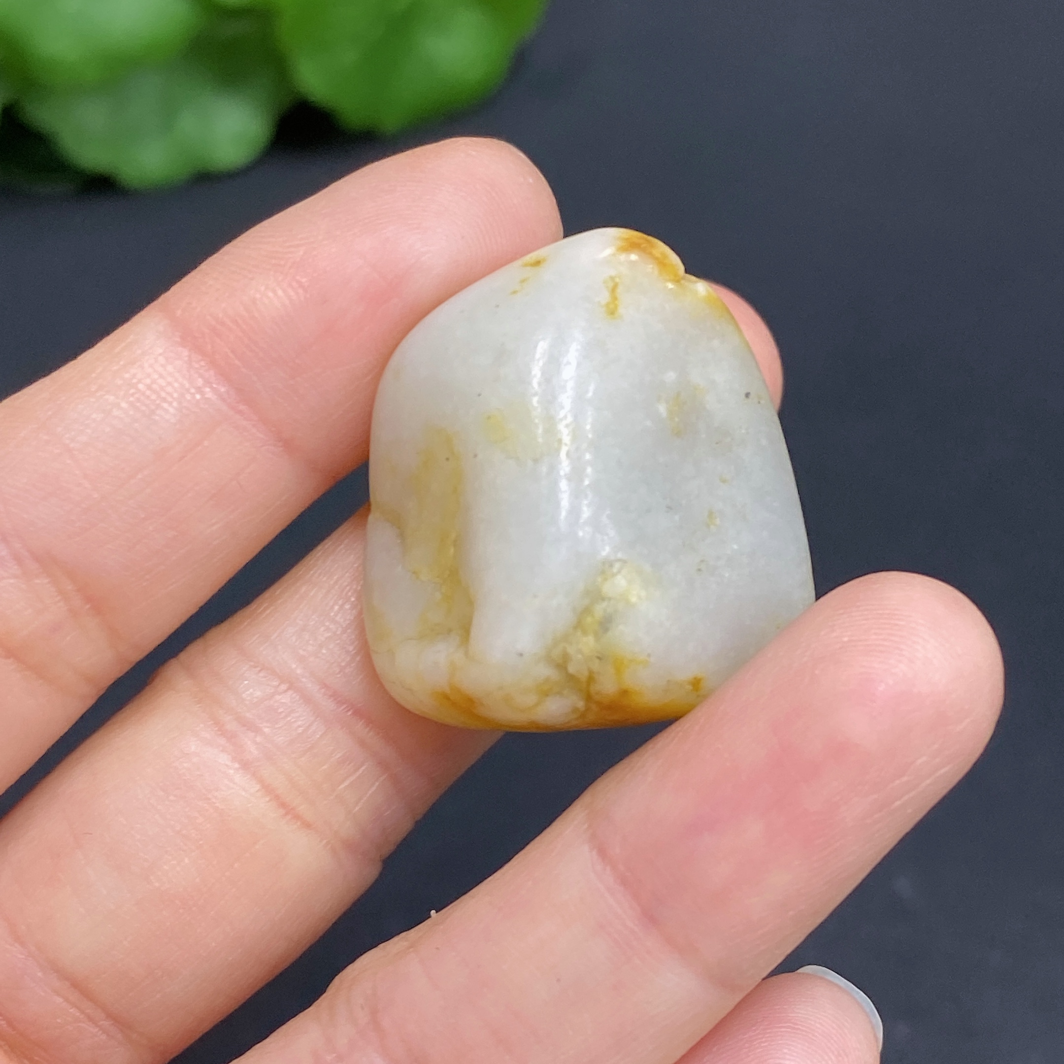 H29329326 Hetian Jade Total weight approx. 18.6g Undetermined skin color origin