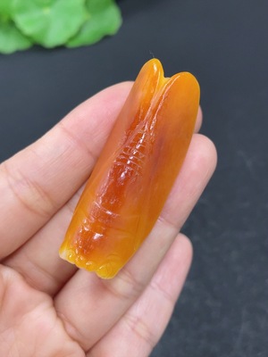H46530492 和田玉挂件  一鸣惊人   含其他矿物成分  皮色成因未定  货品总重约23.2g