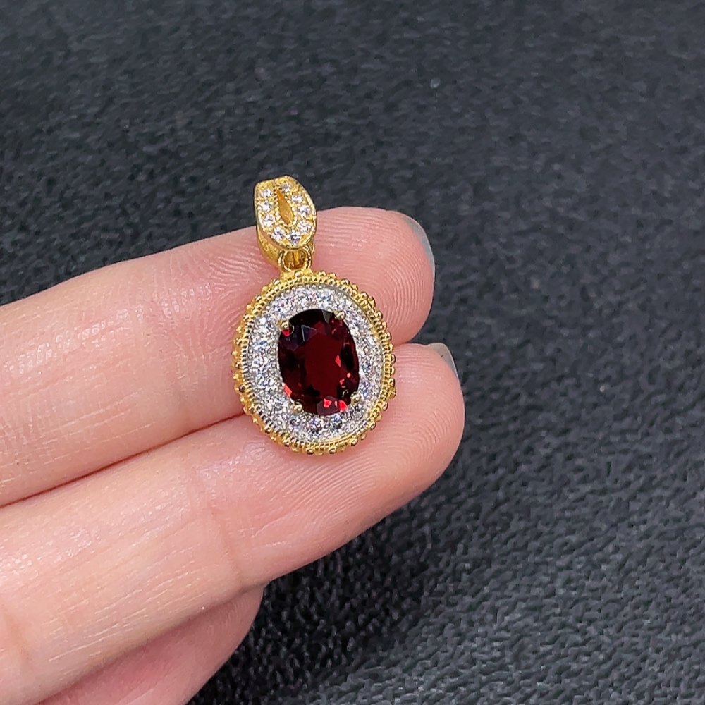 C34006229 Garnet pendant non-gold total weight approx. 2.10g