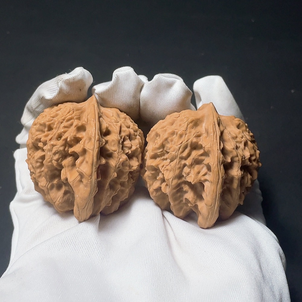 W21384974 Tiger Head Walnut, total weight approx. 34.8g