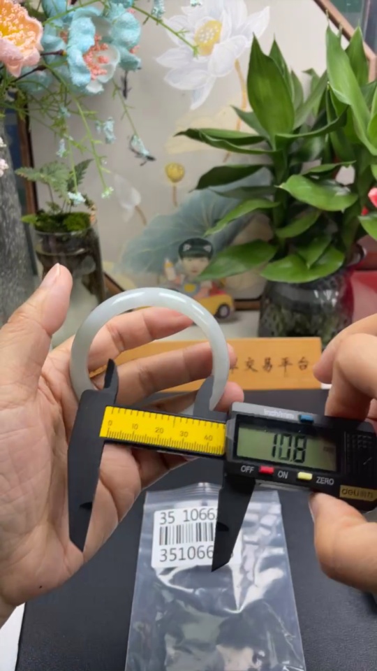 F35106625 Jadeite round bracelet size 56.5 total weight about 52.6g