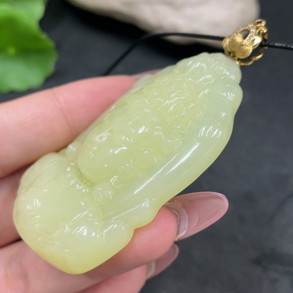 H33925508 Hetian Jade Pendant Guanyin with Diamond (Colorless) and 18K Gold Pendant Total Weight (Including Rope) Approx. 48.3g