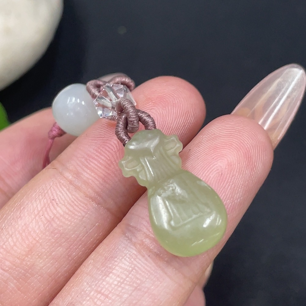 H30521265 Hetian Jade Pendant   Water Bottle   Matching Beads Not Hetian Jade   Total Weight (Including Chain) Approx. 5.3g