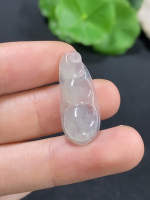 F46572582 翡翠福豆挂件 货品总重约1.7克