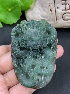 F46526027 翡翠挂件龙牌 货品总约重78.28g 颜色成因未定