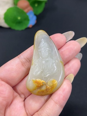 H41947118 和田玉挂件 观音 含其他矿物成分 皮色成因未定 货品总重约34.8g