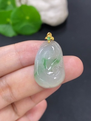 F46595442 翡翠如意挂件 18k金扣头 货品总重量约3.3克 非钻（太小，无法确定天然成因）