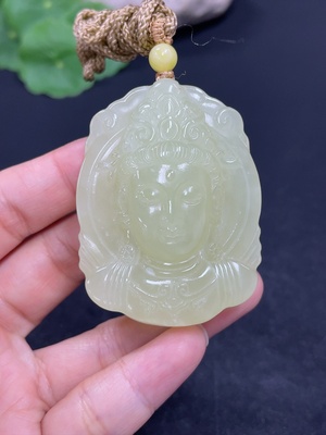 H42954414 和田玉挂件     观音     货品总重约（含绳）55.3g    配珠非和田玉