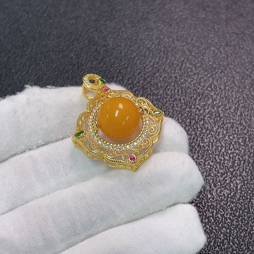 C34038645 Amber Beeswax Pendant Non-Gold Total Weight Approx. 4.83g Size About 12.7mm