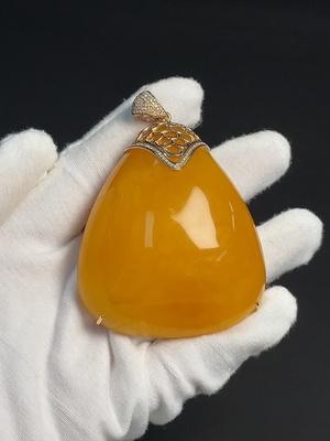 C46541740 琥珀蜜蜡镶嵌吊坠  18k金  货品总重约52.97克  局部可见修补  配镶钻石