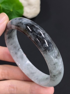 F46555545 翡翠正圈手镯 货品总重量约53.3克 圈口57.4