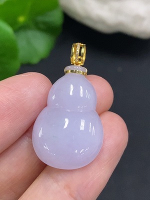 F34050671 Jadeite Gourd Pendant with 18K Gold Clasp, Total Weight Approximately 5g