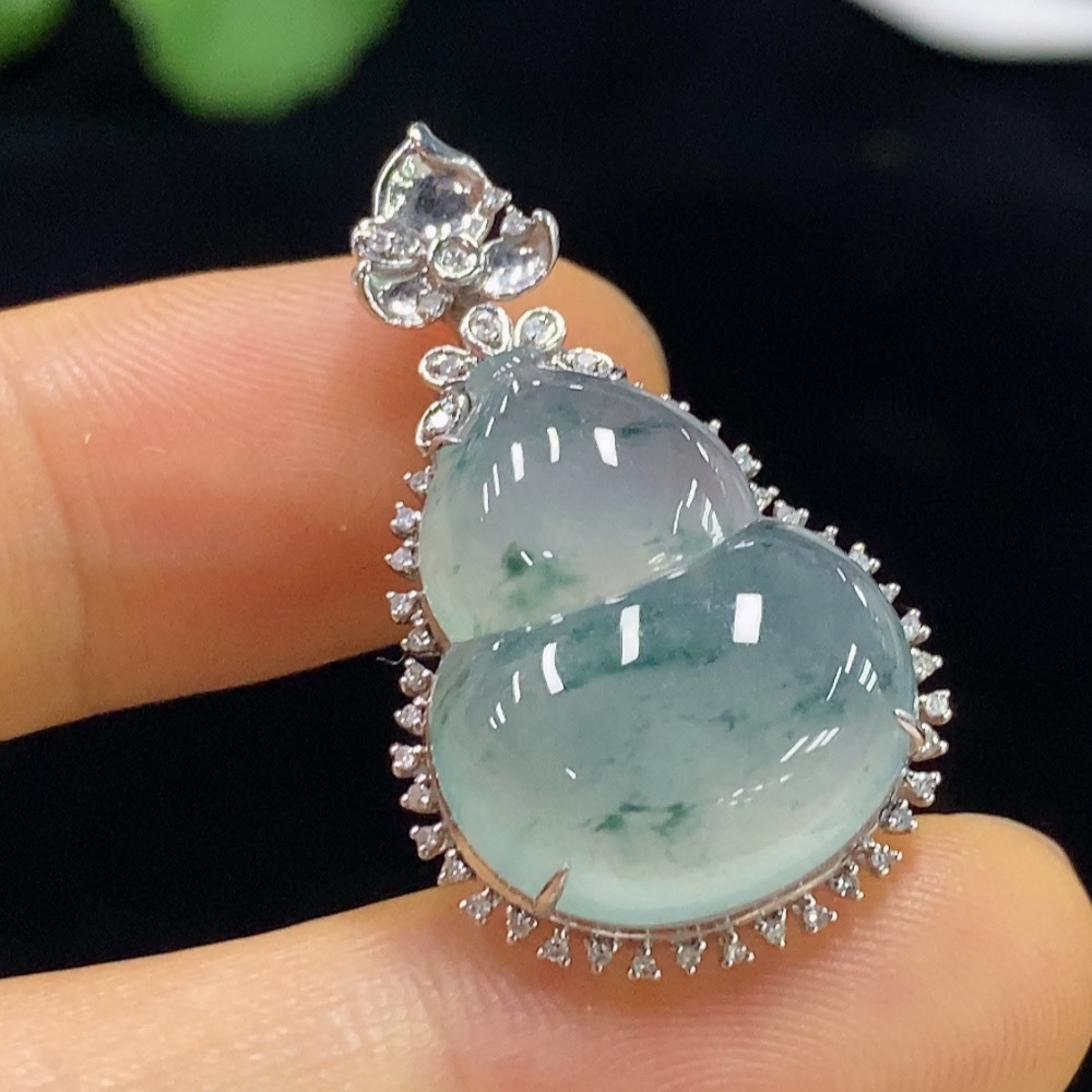 F34976090 Jadeite Gourd Inlaid Pendant with 18K Gold and Diamonds, Total Weight Approximately 4.57g