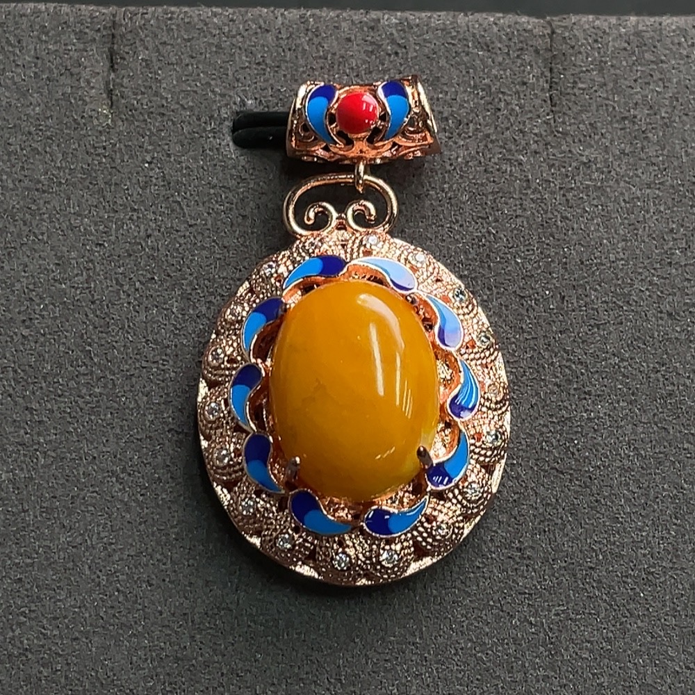 C15571325 Amber and Beeswax Inlaid Pendant, Non-Gold Setting, Total Weight Approx. 7.37g