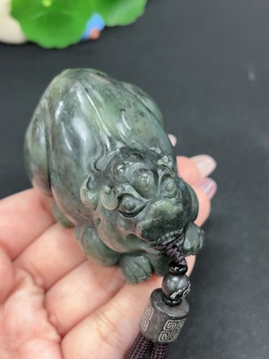 H46586852 和田玉手把件 瑞兽 货品总重约【含绳】241.2g 皮色成因未定