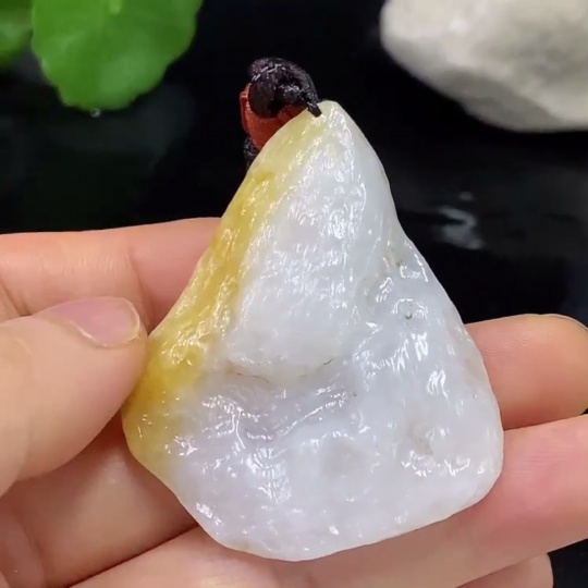 F28268126 Jadeite free-form pendant with a total weight of approximately 29.31g (including cord), color origin undetermined