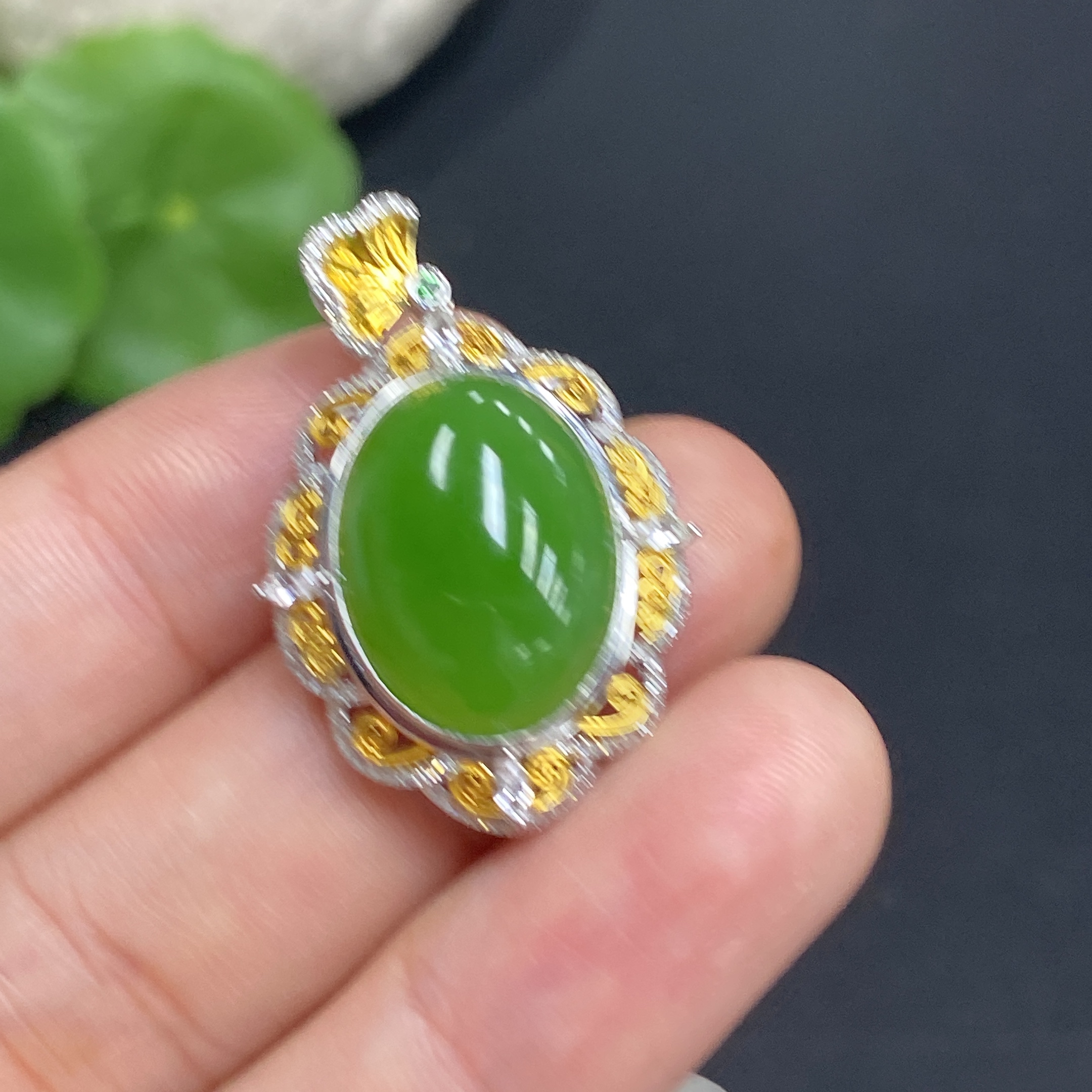 H34985653 Hetian Jade Jasper Cabochon Pendant in 18K Gold, Total Weight Approx. 3.9g, Accented with Colorless Round Diamonds
