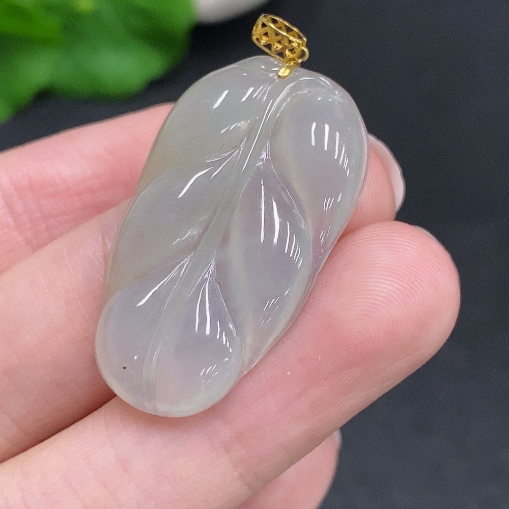 F34968299 Jadeite Leaf Pendant with 18K Gold Clasp, Total Weight Approximately 4.6 Grams