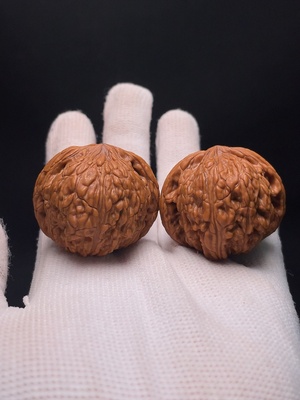 W34988942 Walnut Total weight approx. 31.85g Size approx. 37.2mm
