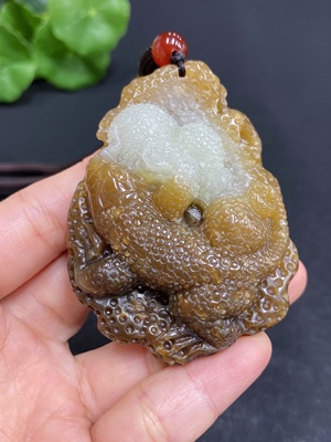 H30467763 和田玉手把件      今非昔比        货品总重约（含绳）89.5g