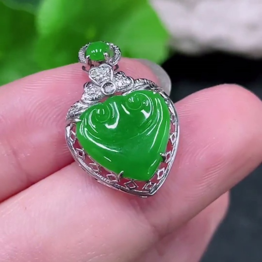 F32811131 Jadeite Inlaid Piece 18K Gold Setting with Diamond Accents Total Weight Approximately 1.47g