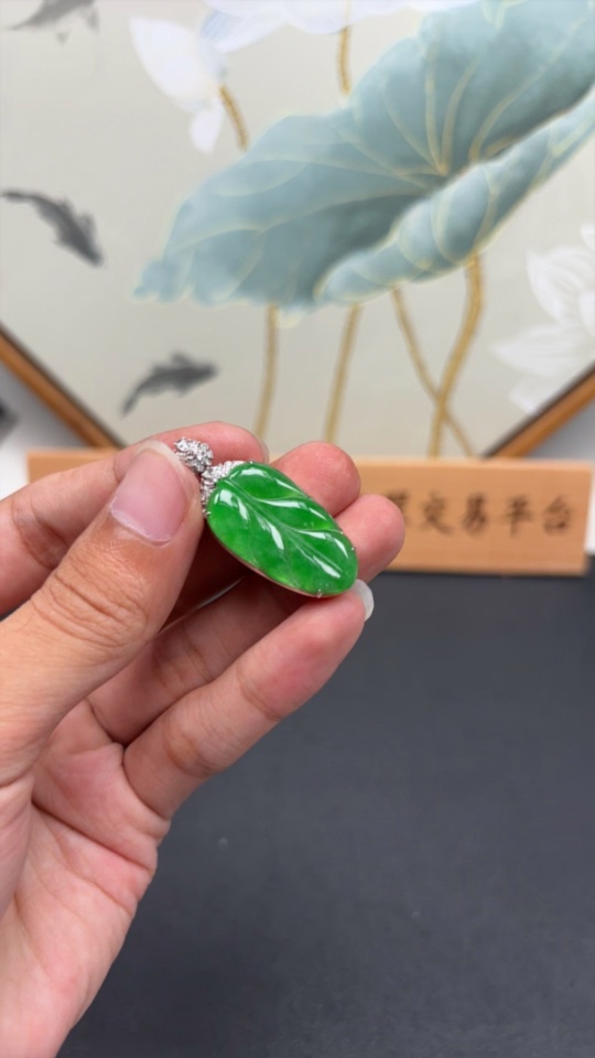 F30568984 Jadeite leaf inlaid pendant 18K gold total weight about 5.9g (with diamond accents)