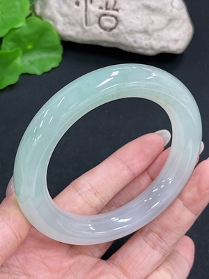 F41873766 翡翠圆条手镯 货品总重约87.16g  圈口57.6