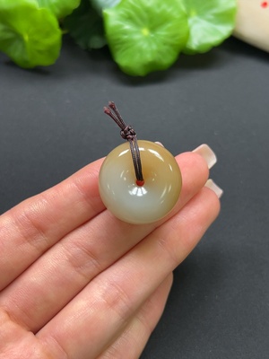 H41917497 和田玉平安扣挂件 总重约13.6g 含绳
