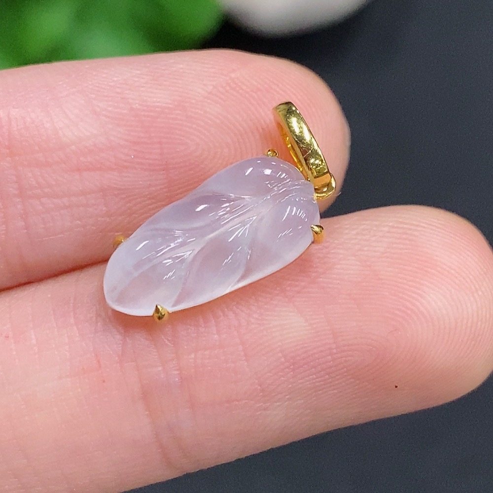 F32793300 Jadeite Leaf Pendant with 18K Gold Setting, Total Weight Approx. 1.4g