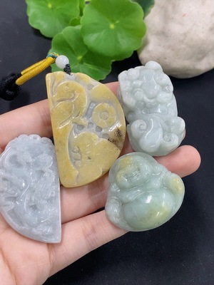 F46600205 翡翠挂件 货品总重约88.4g 颜色成因未定