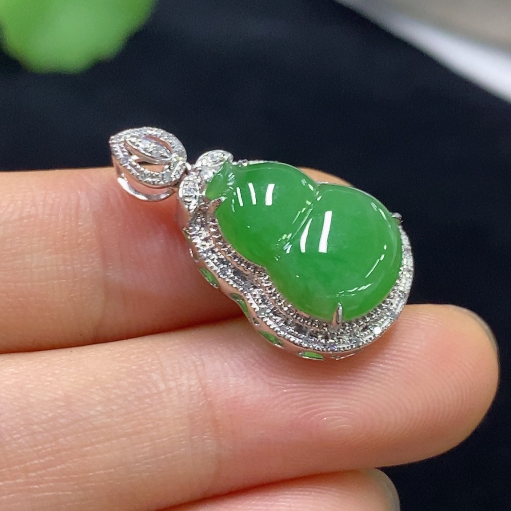 F31601151 Jadeite Gourd Pendant with 18k Gold and Diamond Accents, Total Weight Approximately 2.62 Grams