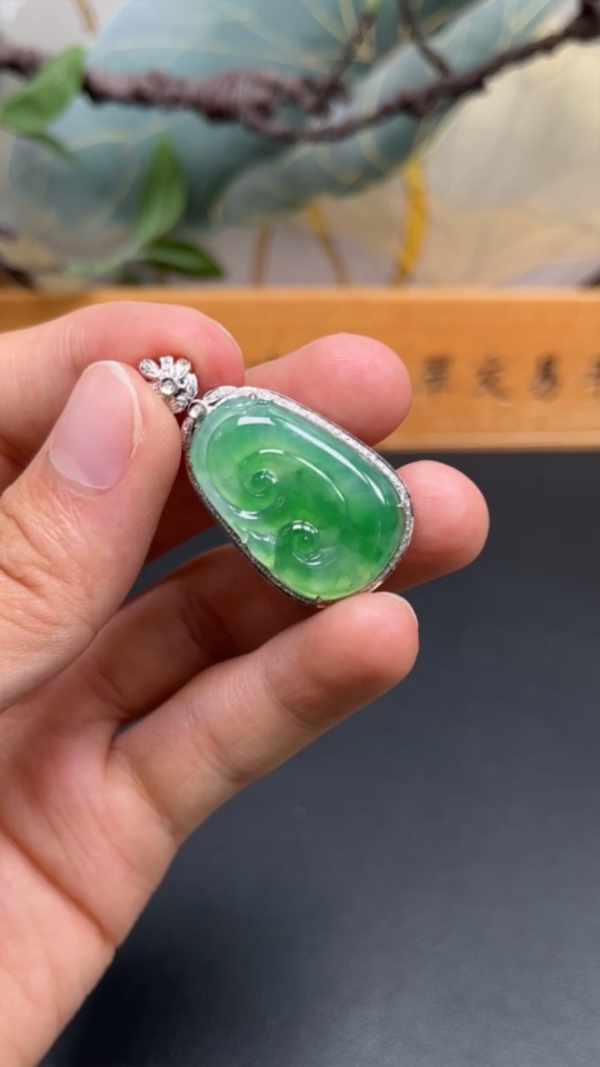 F33947145 Jadeite Ruyi Inlaid Pendant 18K Gold Total Weight Approx. 5.7g (With Diamond Accents)