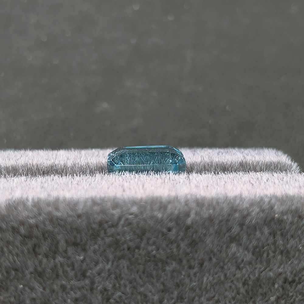 C32765769 Topaz Rough Stone, Color Origin Undetermined, Total Weight Approximately 6.50 Carats