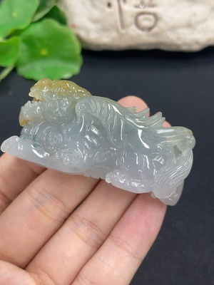 F46562174 翡翠挂件          货品总重约45.9g