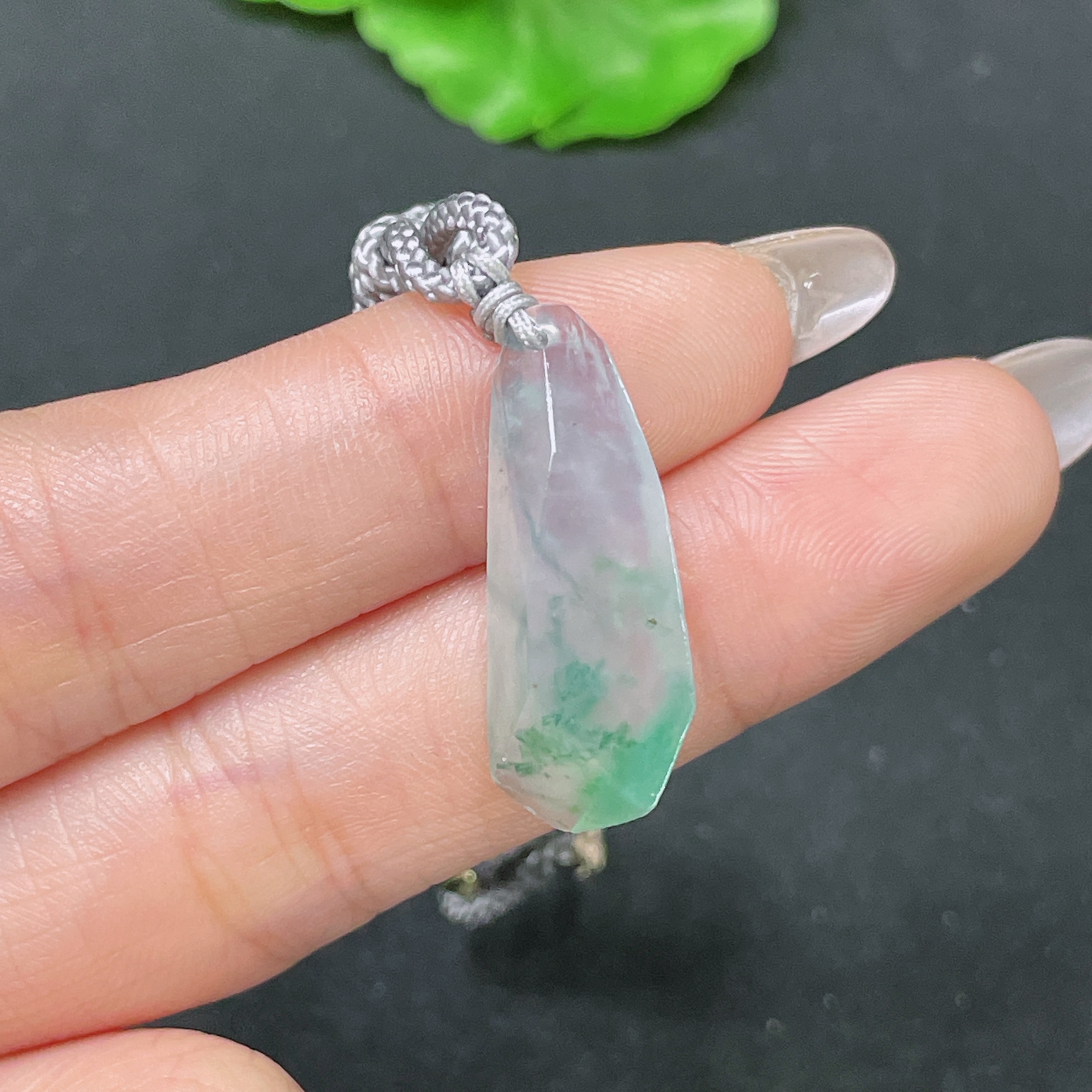 F35105328 Jadeite pendant with rope, total weight approx. 5g