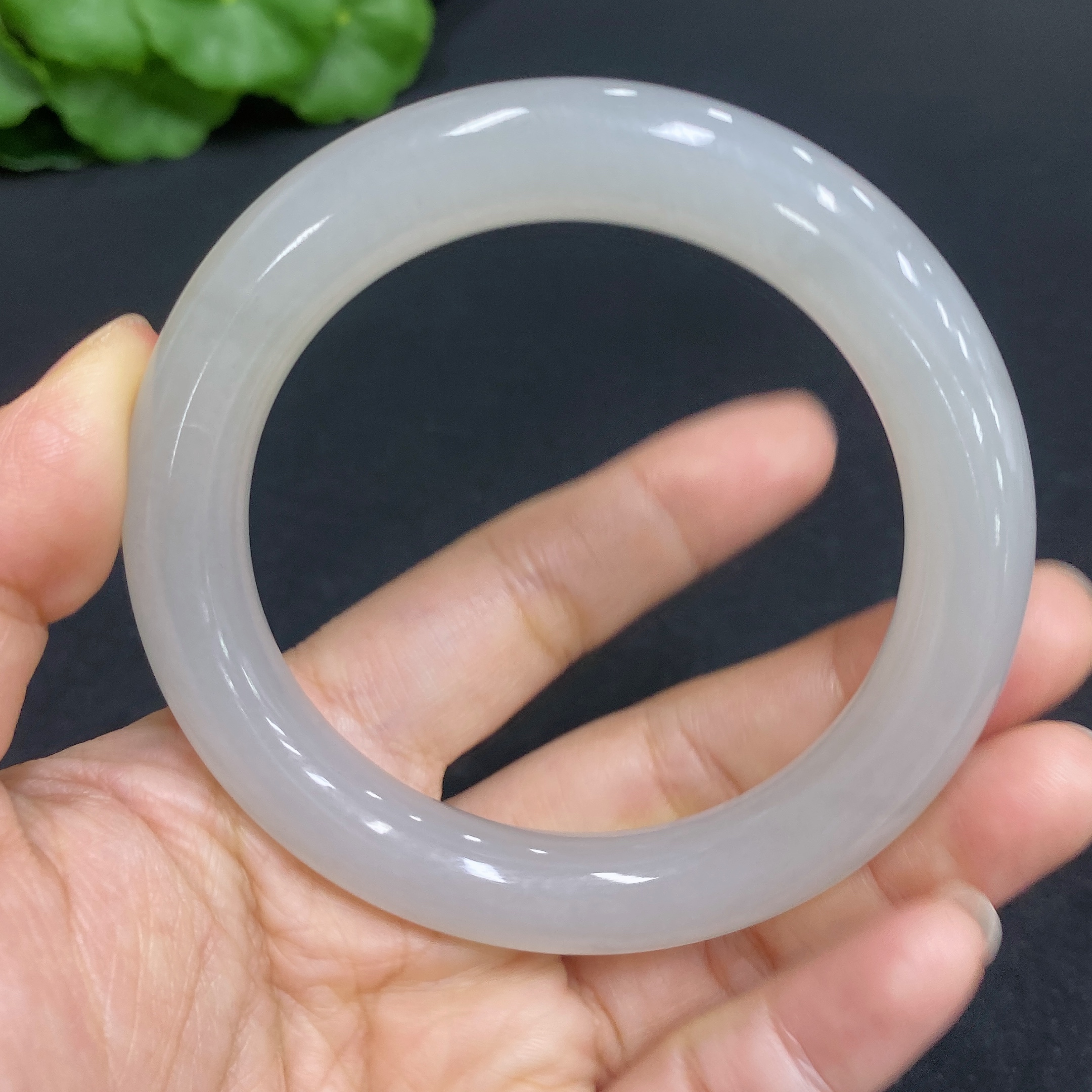 H32772002 Hetian Jade Round Bangle Size 55 Total Weight Approx. 53.4g