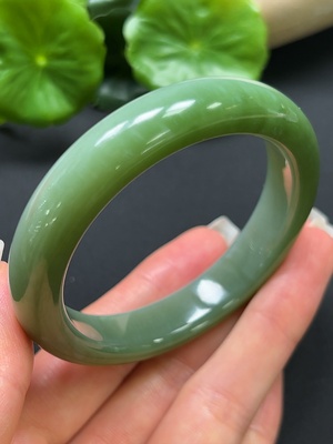 H43185303 和田玉正圈手镯 圈口53.3mm 总重约52.12g
