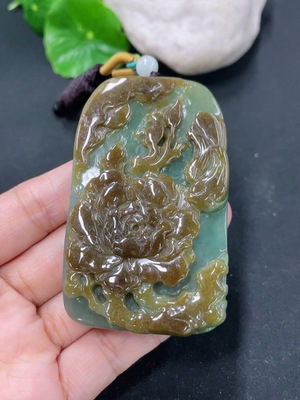 F46551337 翡翠花开富贵挂件 货品总重约78g 颜色成因未定
