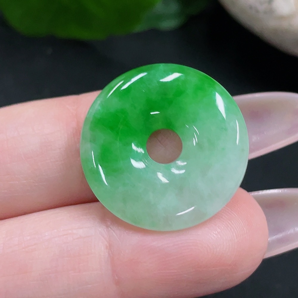 F34069000 Jadeite Peace Knot Pendant, Total Weight Approximately 3.5g