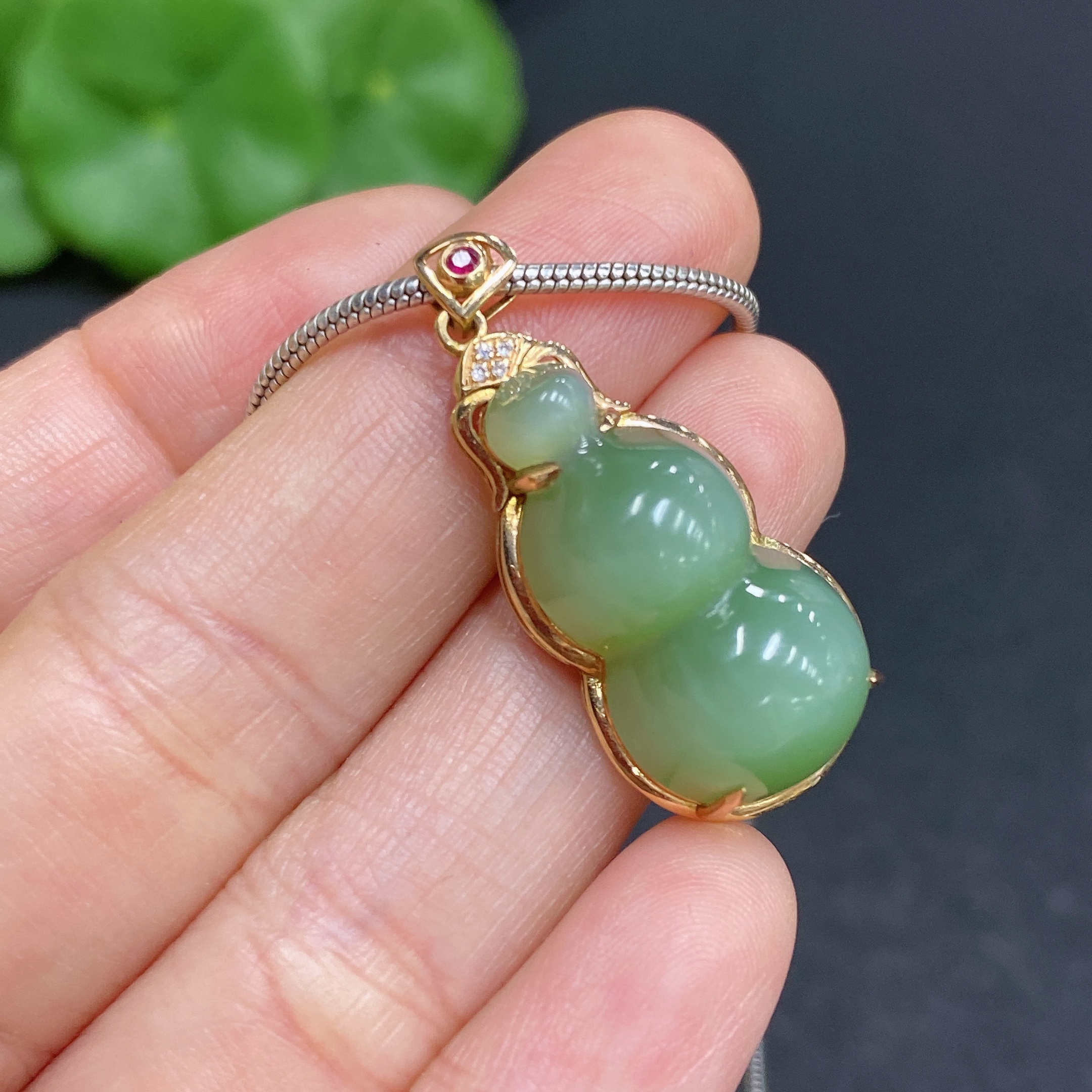 H32812809 Hetian Jade Inlaid Gourd with 18K Gold and Non-Gold Chain (Total Weight Approx. 11.3g, Chain Non-Removable)