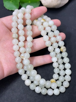 H46574620 和田玉珠链 卡7.7mm左右    货品总重约83.3g 皮色成因未定 含其他矿物成分
