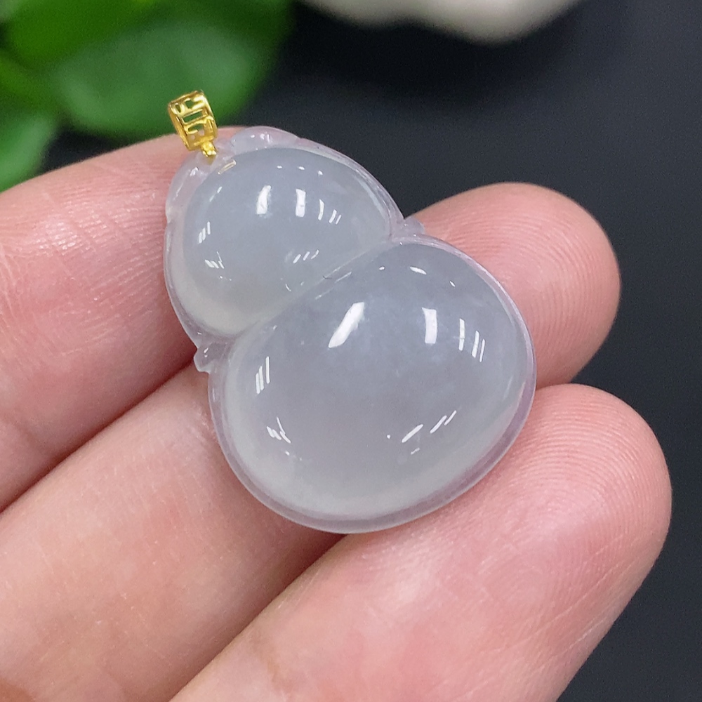 F34023635 Jadeite Gourd Pendant with 18K Gold Clasp, Total Weight Approximately 4.1g