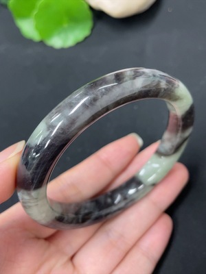 H43151364 和田玉正圈手镯    含其他矿物成分  圈口57.2       货品总重约49.5g