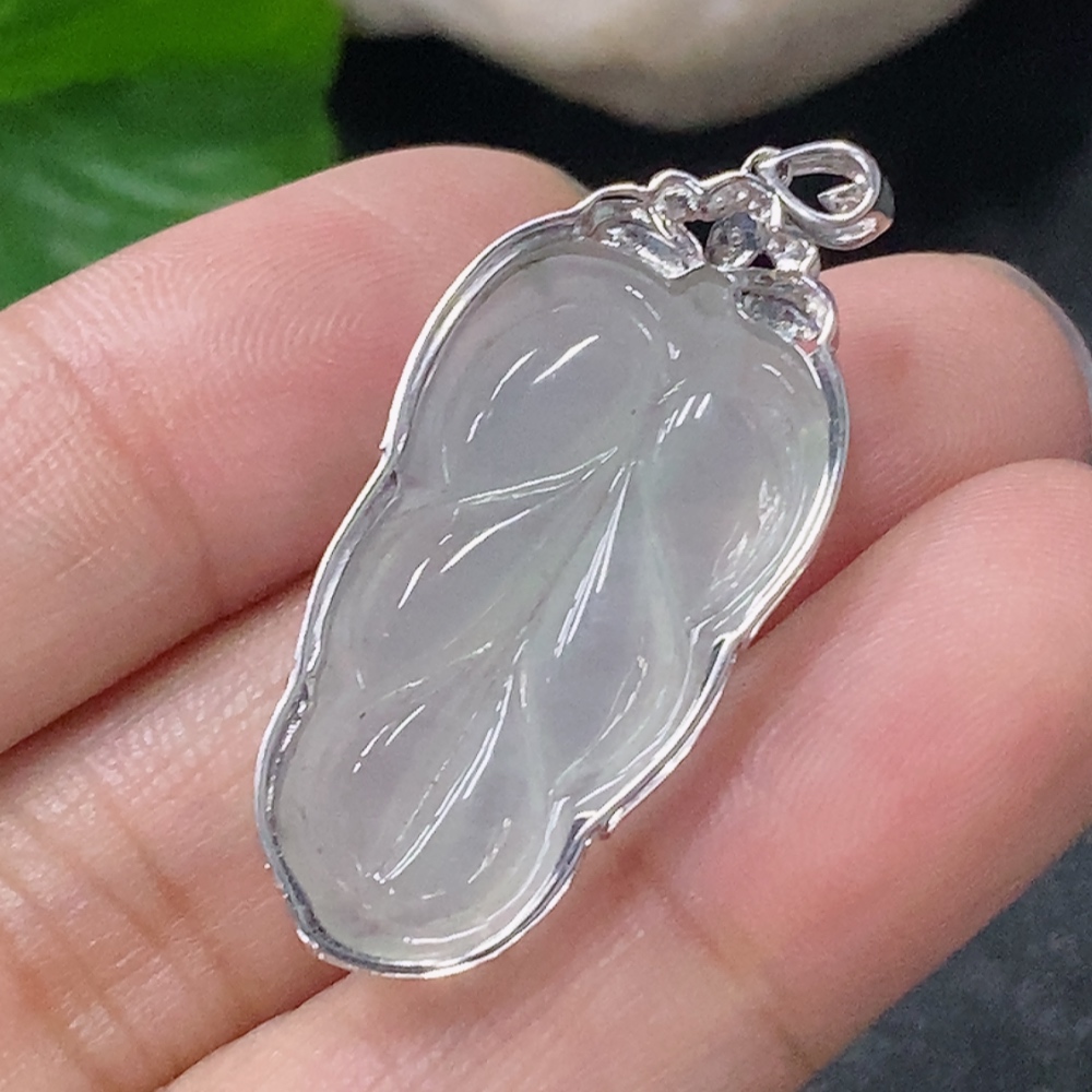 F34954515 Jadeite Leaf Pendant with 18k Gold and Diamond Accents, Total Weight Approximately 2.96g