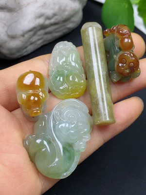 F46564824 翡翠挂件 一手走